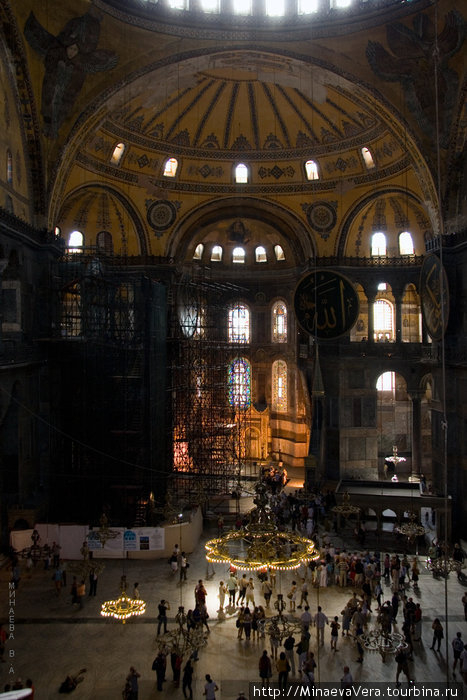 В 1934 году храм   Айя-София  превратили в музей, в котором до сих пор ведется очень сложная реставрация, ведь для того, чтобы восстановить христианские  фрески, надо нарушить часть исламских. Стамбул, Турция