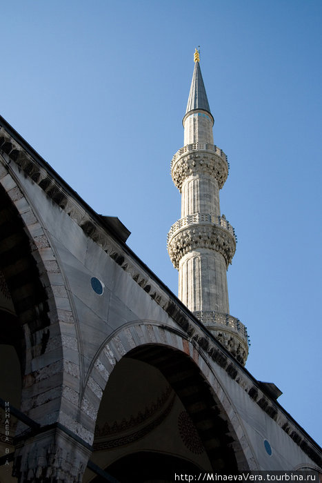 Через 1000 лет после постройки  храма Айя-Софии,в начале 17в,по приказу  султана Ахмета 1 была построена  мечеть,которая должна была превзойти софийский храм по величине и красоте — мечеть Султанахмет Стамбул, Турция