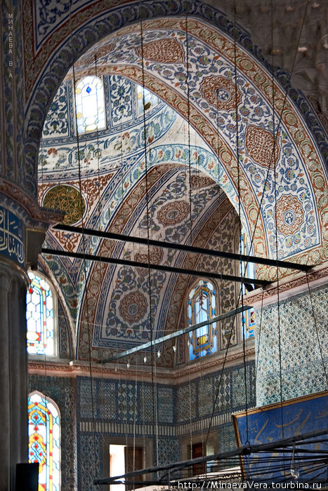 Голубая мечеть огромна,необъятна,высока,колонны ее мощны а своды изящны,купол  ее высок, цвета  она внутри  бежевого, голубого,светло-синего,небесного,зеленоватого,светлой охры и пепельного Стамбул, Турция