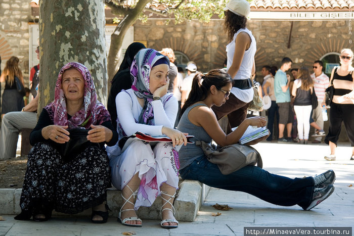 В парк топкапы приходят люди  на пикник,  посидеть или полежать в тенечке, отдохнуть Стамбул, Турция