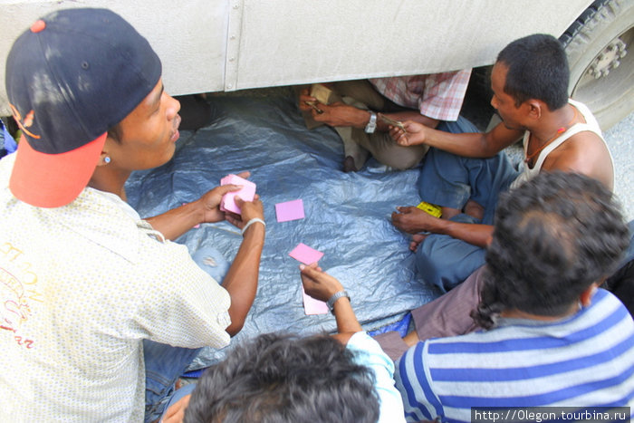 Игра в карты под автобусом Непал
