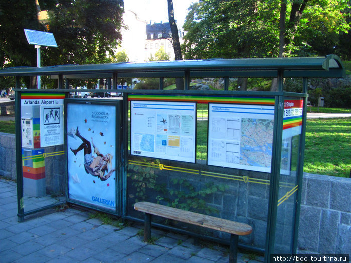 По дороге автобус делает несколько остановок. Фирменный знак Flygbussarna — яркая лента цвета радуги