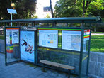 По дороге автобус делает несколько остановок. Фирменный знак Flygbussarna — яркая лента цвета радуги