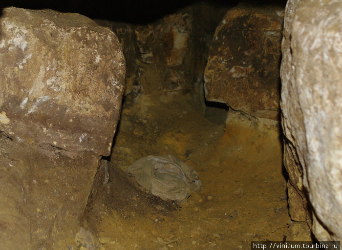 Внизу небольшая пещера, откуда добывают камень. Звенигород, Россия
