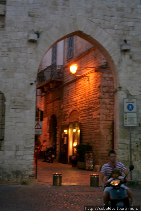 Вход в городской лабиринт Бари, Италия