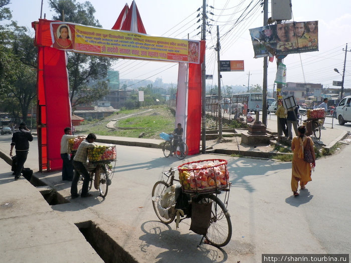Торжественные ворота с главной дороги (из центра Катманду в сторону аэропорта) Катманду, Непал