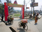 Торжественные ворота с главной дороги (из центра Катманду в сторону аэропорта)