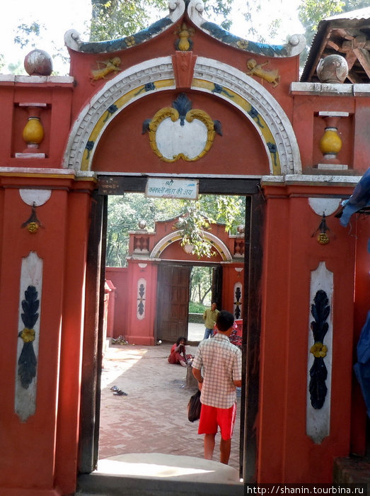 Вход в маленький храм на подступах к главным храмам комплекса Катманду, Непал