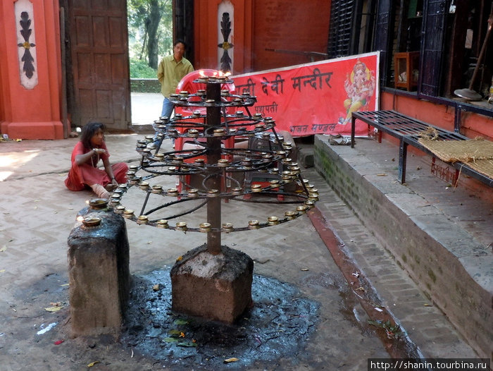 Во дворе индуистского храма Катманду, Непал