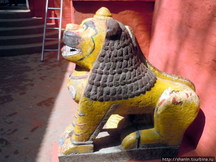 Каменный лев — страж ворот Катманду, Непал