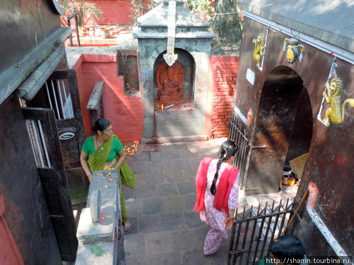 В индуистском храме Катманду, Непал