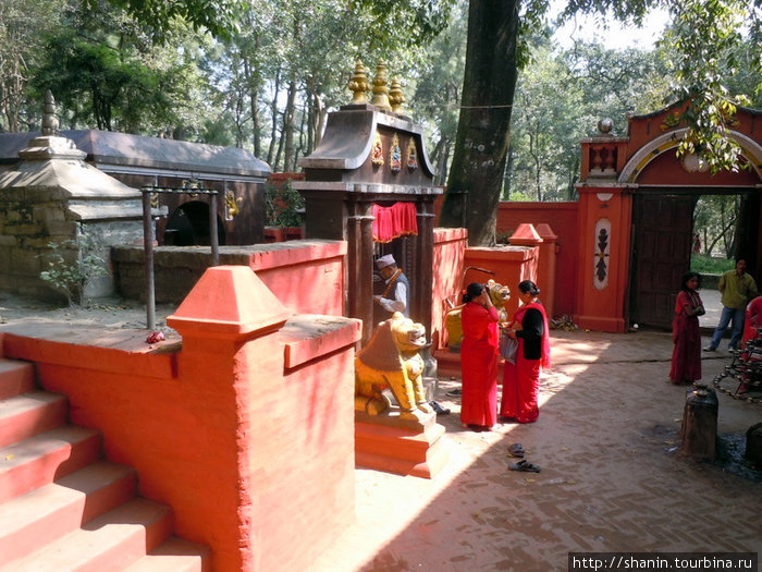В храме Катманду, Непал