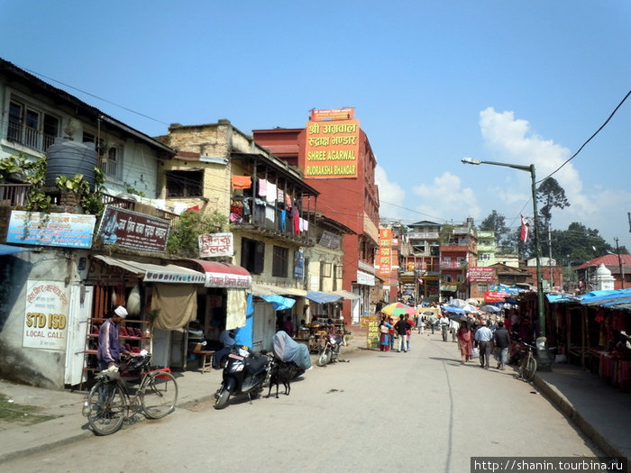 Улица ведет к храмам Катманду, Непал