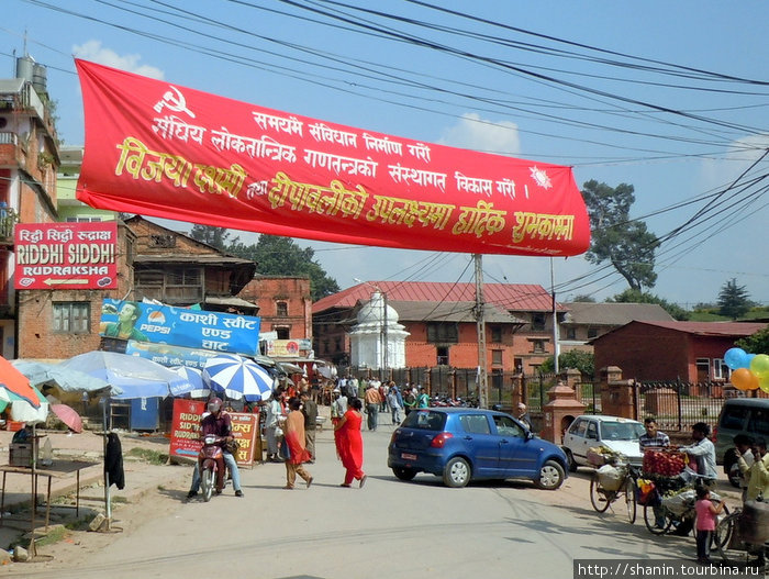 У храмов встречают с революционным транспортантом Катманду, Непал