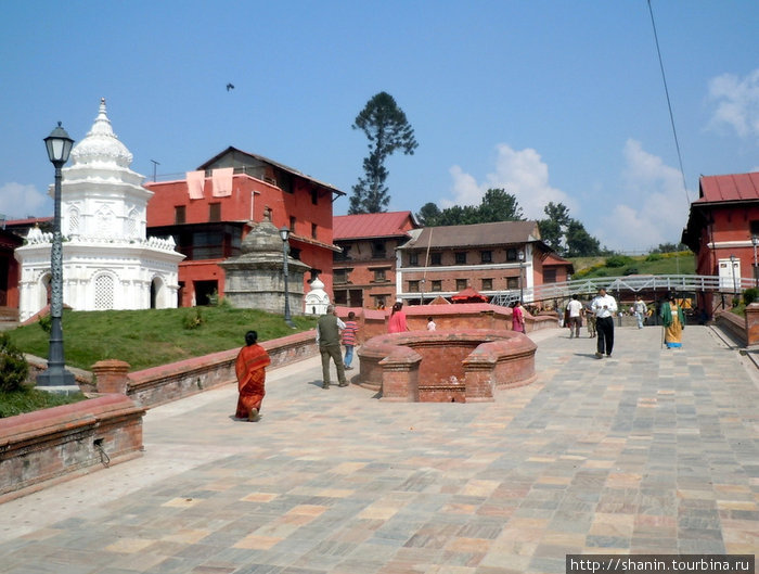 На территории запретного для иностранцев (для неиндуистов) храма Катманду, Непал