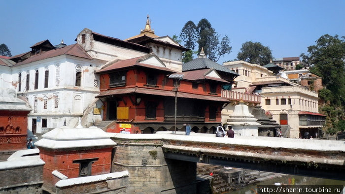 Мост и главный храм в Пашупатинатхе Катманду, Непал
