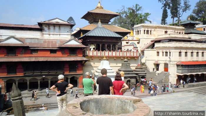 Туристы могут смотреть на главный храм только с противоположного берега реки Багмати Катманду, Непал