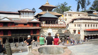 Туристы могут смотреть на главный храм только с противоположного берега реки Багмати