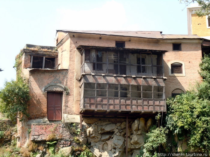 Дом на скале прямо у храмов Катманду, Непал