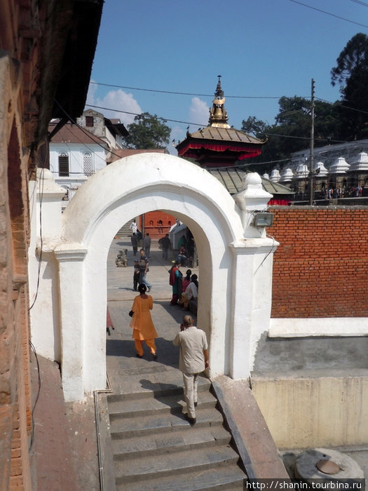 Проход от погребальных костров для бедных к главному храму Катманду, Непал