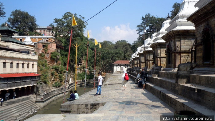 Храмы Шивы стоят на берегу реки Багмати, напротив главного храма Пашупатинатх Катманду, Непал