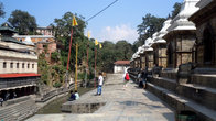Храмы Шивы стоят на берегу реки Багмати, напротив главного храма Пашупатинатх