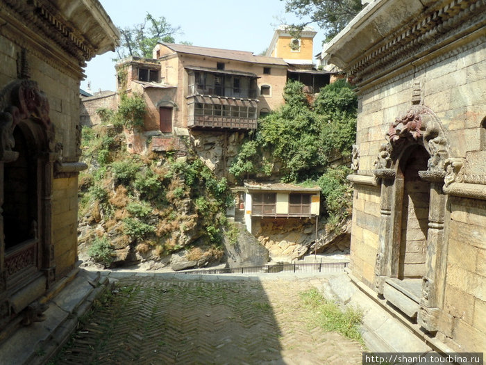 Между двух храмов Шивы Катманду, Непал