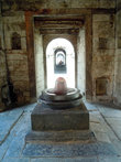 Внутри храма Шивы