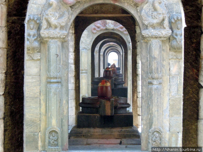Храмы Шивы стоят на одной линии Катманду, Непал
