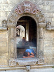 В храме Шивы можно и поспать