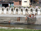 Дети купаются в реке Багмати