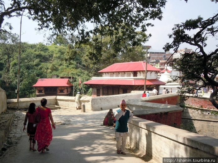 Храм у заднего входа в комплекс Пашупатинатх Катманду, Непал