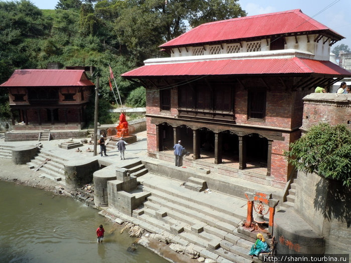 Храм на берегу Багмати Катманду, Непал