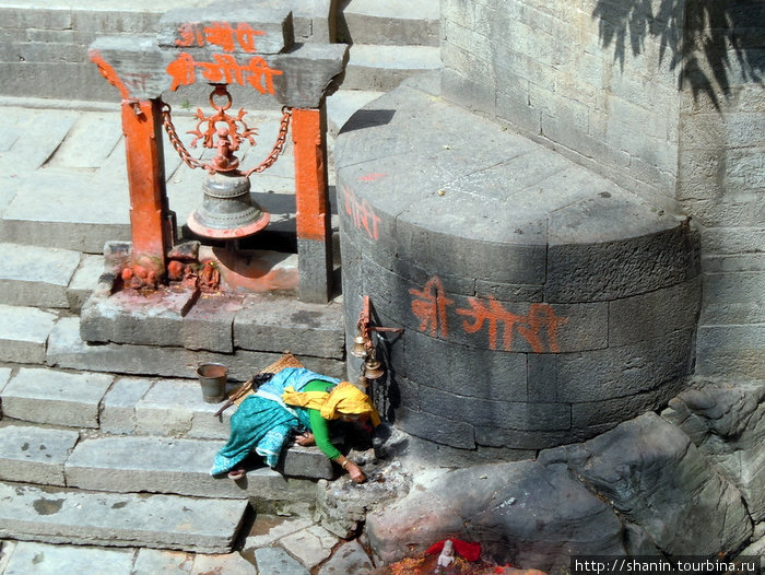 Торжественные жертвоприношения на берегу Багмати Катманду, Непал