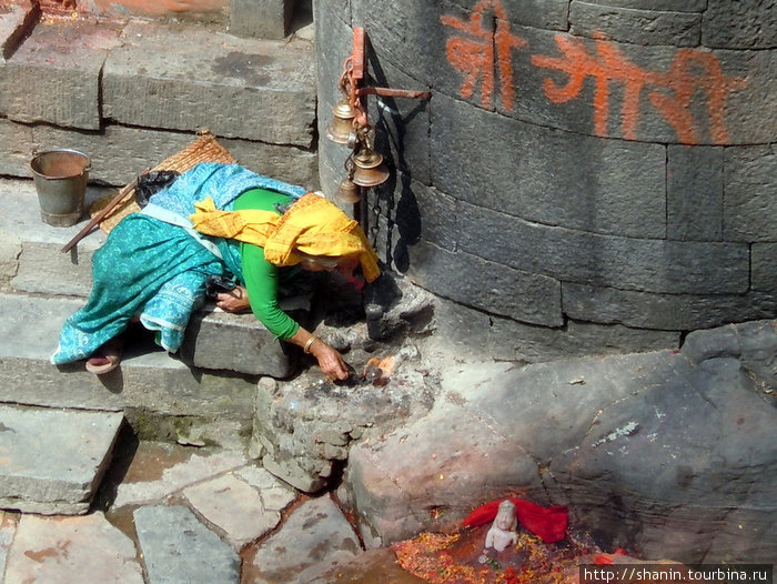 Ритуал на берегу реки Катманду, Непал