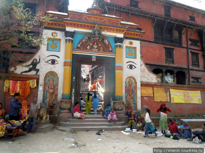 В Пашупатинатх с заднего входа Катманду, Непал
