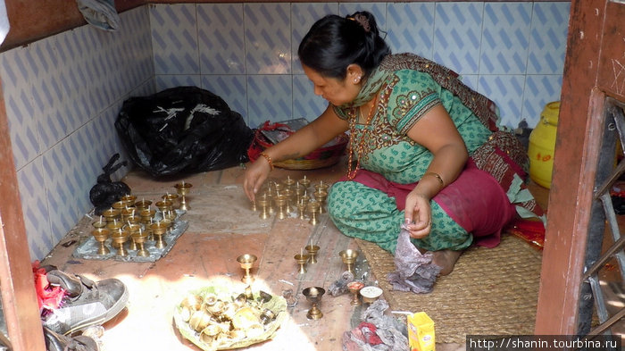 Женщина со свечками Катманду, Непал