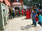 У входа в храм Бхадракали
