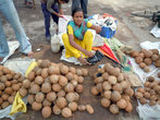 Торговка кокосами у входа в храм Бхадракали