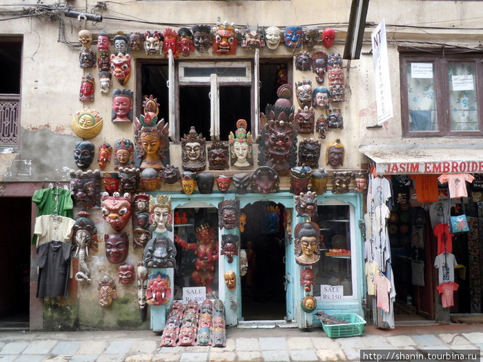 Сувенирный магазин — издалека видно Катманду, Непал