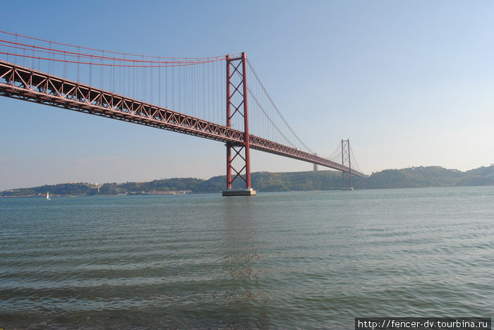 Мост окрашен в розовый цвет. Жена упорно именует его фуксией Лиссабон, Португалия