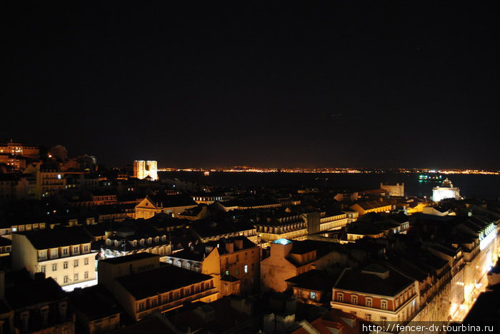 Ночной Лиссабон со смотровой площадки Лиссабон, Португалия