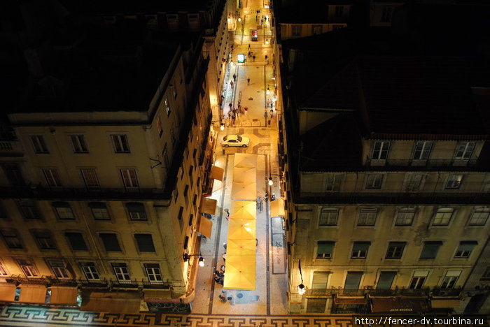 Здесь хорошо видно, как центральные улицы выложены узорной плиткой Лиссабон, Португалия