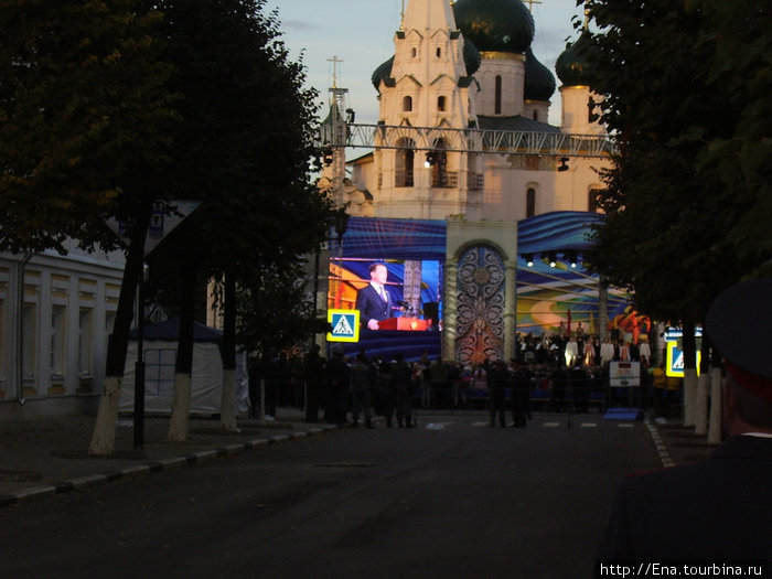 Вечером на Советской площади состоялось торжественное открытие Юбилея, на котором город поздравил Президент Дмитрий Медведев Ярославль, Россия