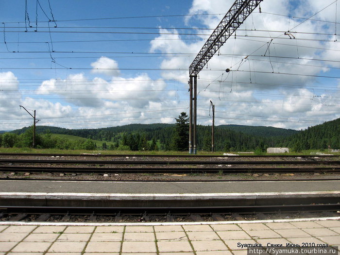 От жд платформы видна польская территория. Сянки, Украина