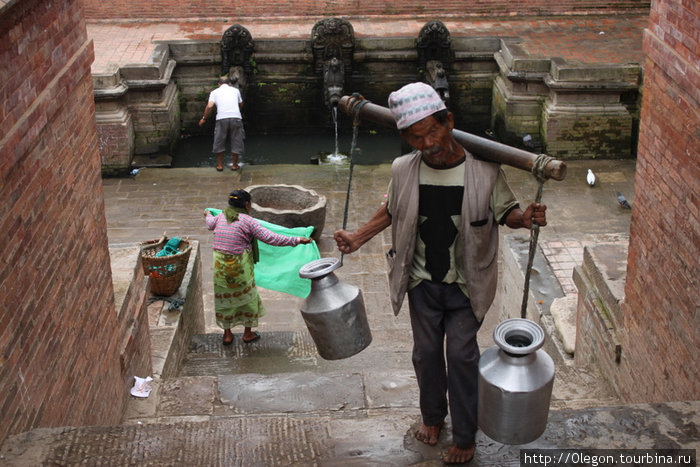 Реки текут по долинам до городов, а в городах вода только из водопровода, а водопровод на улице Непал