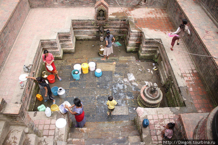 Городской водопровод-бассейн Непал