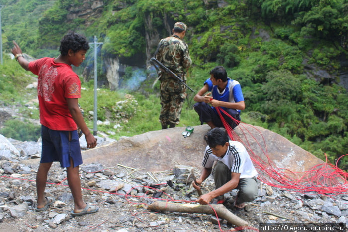 Взрывники, динамитом пробивают дорогу в горах Непал