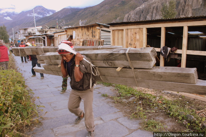 Человек с бревном, Как Шварценеггер в Командосе Непал