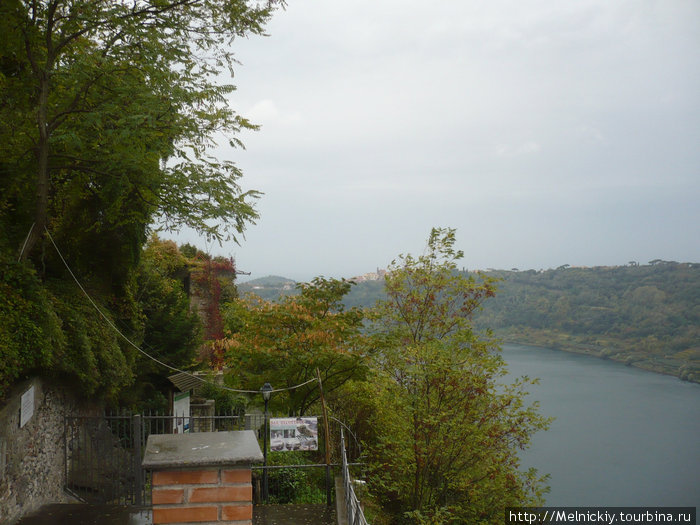Озеро Неми недалеко от Рима Озеро Неми, Италия